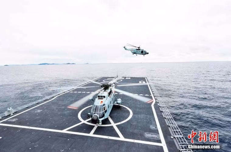 Trực thăng Z-8 chở quân rời tàu Type 071.