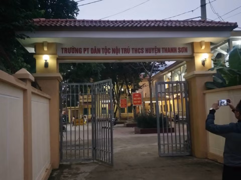 Hieu truong bi to dam o hang loat hoc sinh van di lam binh thuong