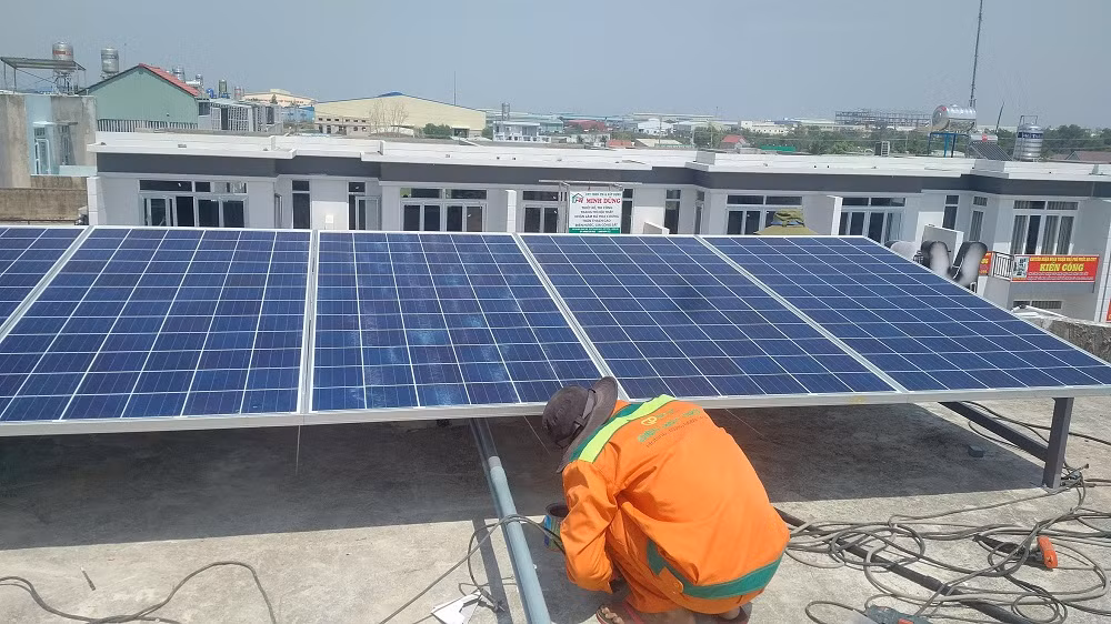 Bạn cũng cần đảm bảo mái nhà phải đủ chắc chắn để đặt dàn cơ khí, tấm pin bên trên.