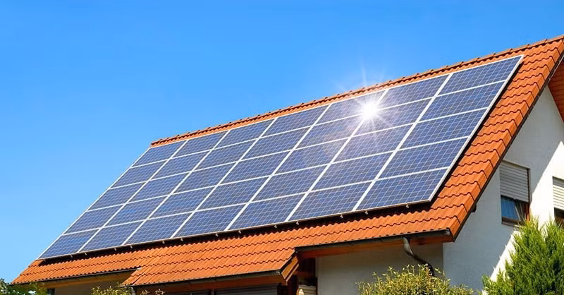 Bà Trần Vũ Diễm Hằng, Trung tâm Sáng tạo Phát triển Xanh cho biết, hệ thống điện mặt trời mái nhà là hệ thống điện mặt trời có các tấm quang điện được lắp đặt trên mái nhà của công trình xây dựng, có công suất không quá 1 MW, đấu nối trực tiếp hoặc gián tiếp vào lưới điện có cấp điện áp từ 35 kV trở xuống của bên mua điện.