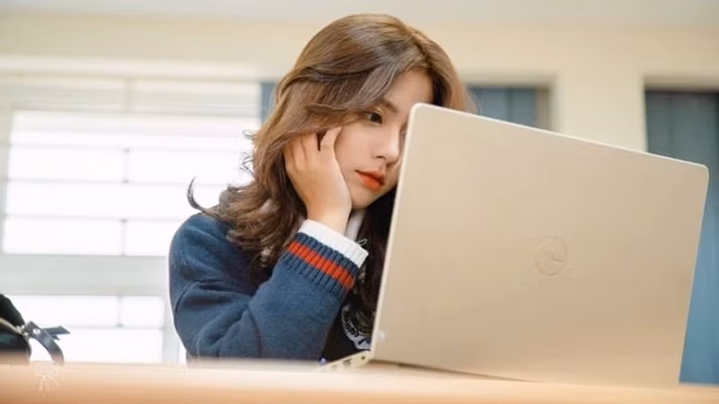 Tương tự, khi được cấp trên giao nhiệm vụ, nhiều người sẽ nói “Vâng. Tạm thời tôi sẽ soạn thảo (nghiên cứu…) tài liệu này”. Theo tác giả, từ “tạm thời” thường khiến cho người nghe không tin tưởng và cảm thấy đối phương sẽ làm qua loa, đại khái cho xong công việc.