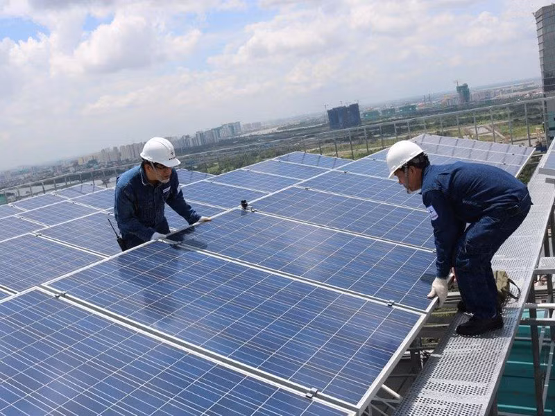 Khi vận hành, nước và không khí chỉ tiếp xúc với kính, nhựa và nhôm. Như vậy, khi sử dụng, tấm quang điện không gây ảnh hưởng đến sức khỏe. Tấm quang điện khi hết hạn sử dụng sẽ được thu gom và tái chế như một số nước đã làm.