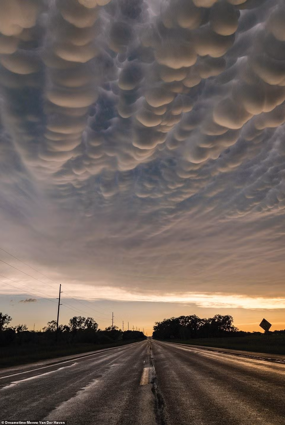Mây vảy rồng ở Nebraska, Mỹ. Ford giải thích, mây vảy rồng được hình thành bởi không khí lạnh chìm xuống để tạo thành các hình túi. 