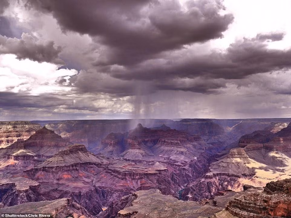 Mưa rơi ở khu vực khe núi dốc Grand Canyon, tiểu bang Arizona, Mỹ. 