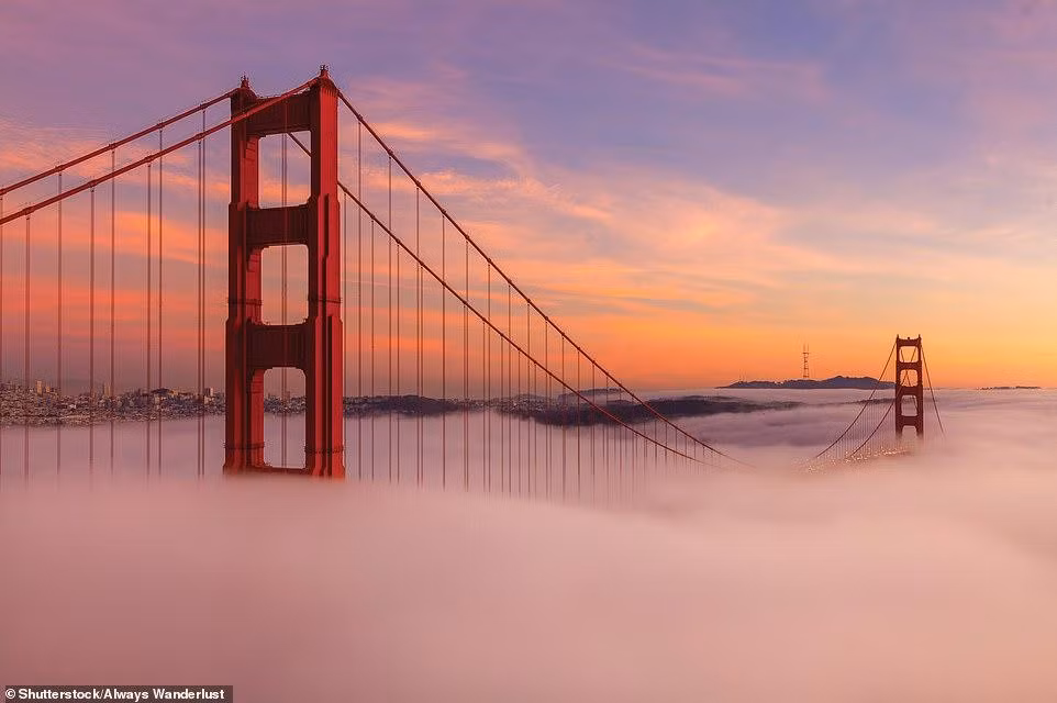 Sương mù bình lưu bao phủ Cầu Cổng Vàng thuộc San Francisco, Mỹ. Theo Ford, hiện tượng này xảy ra khi không khí nóng, ẩm di chuyển phía trên bề mặt lạnh hơn. 