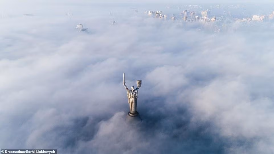 Màn sương mù dày đặc bao quanh Tượng đài Mẹ Tổ quốc ở Kiev, Ukraine. 