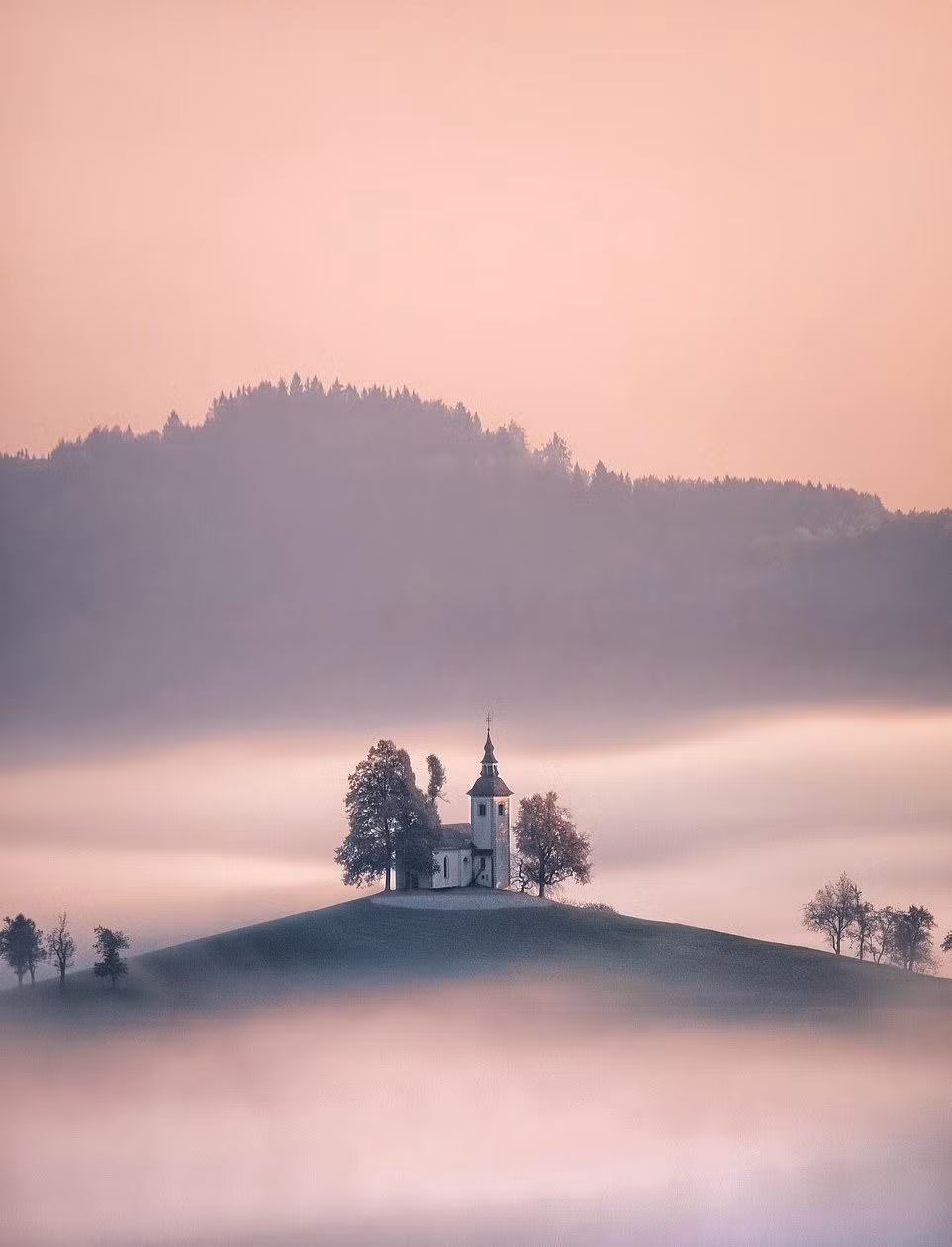 Sương mù bao phủ quanh nhà thờ Thánh Thomas ở Sveti Tomaz, Slovenia. 
