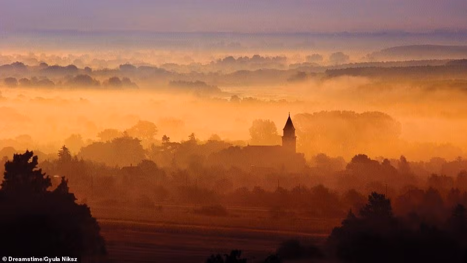 Sương mù khiến thành phố Tokaj của hạt Borsod-Abauj-Zemplen, Hungary, mờ ảo, có phần ma mị. 
