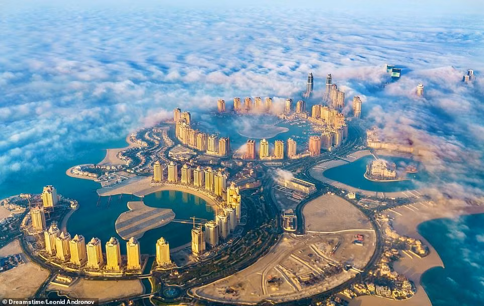 Sương mù bao quanh đảo Pearl-Qatar ở Doha, Qatar. 