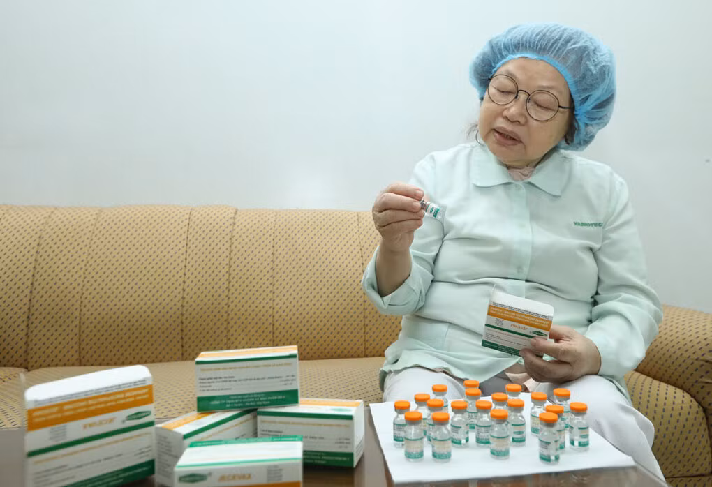 Hanh trinh “ra lo” vaccine viem nao Nhat Ban cua nu anh hung lao dong