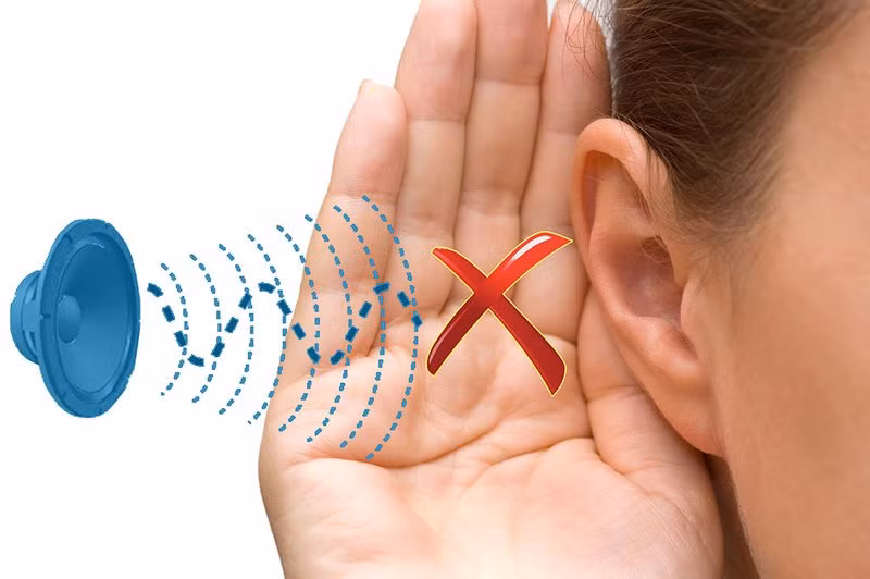Khi thấy có biểu hiện ù tai, nghe kém, chóng mặt, nhức đầu, hoa mắt… nên dừng ngay việc nghe tai nghe và đi khám chuyên khoa để được tư vấn và điều trị kịp thời.