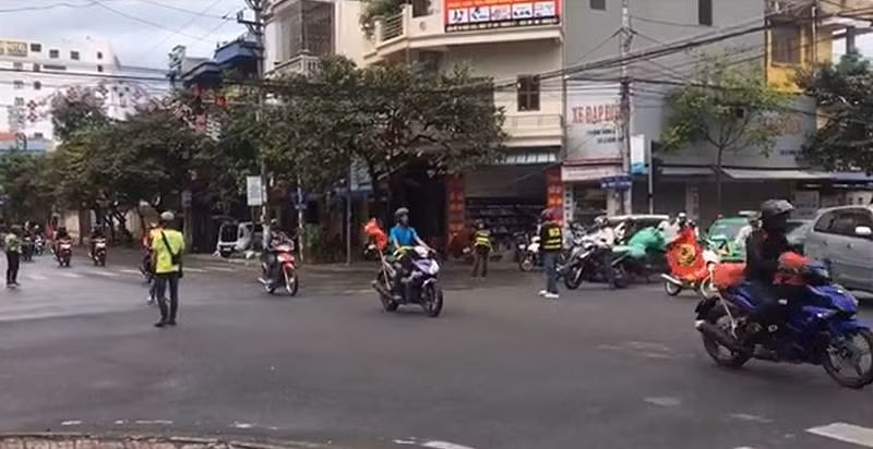 Nhom “phuot thu” dan hang chan nga tu: CSGT Nam Dinh noi gi?