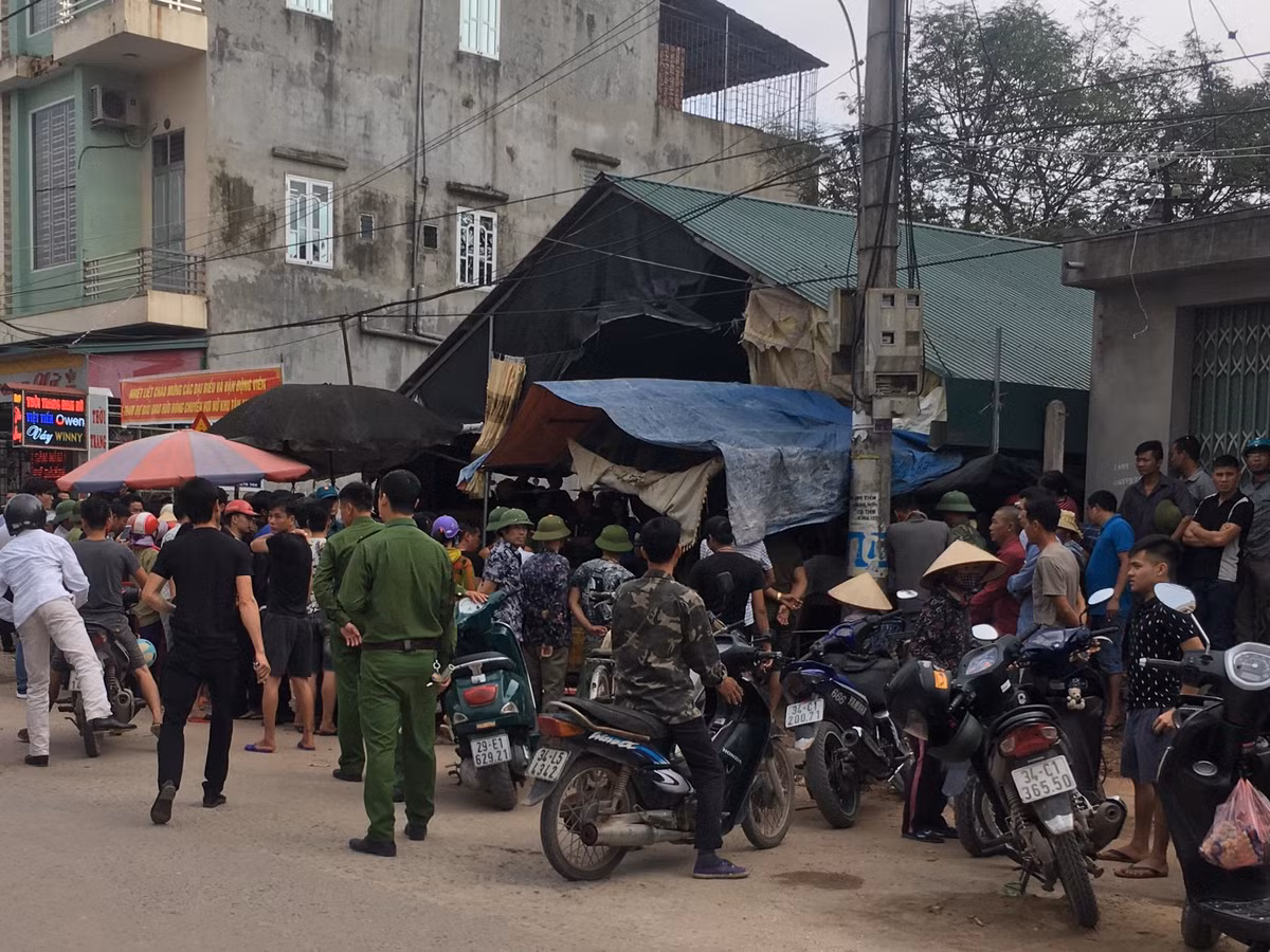 Dang ngoi ban dau, mot phu nu bi nguoi dan ong sat hai