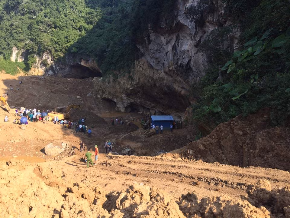 Hoa Binh: Hon 100 nguoi giai cuu 2 phu vang mac ket trong hang