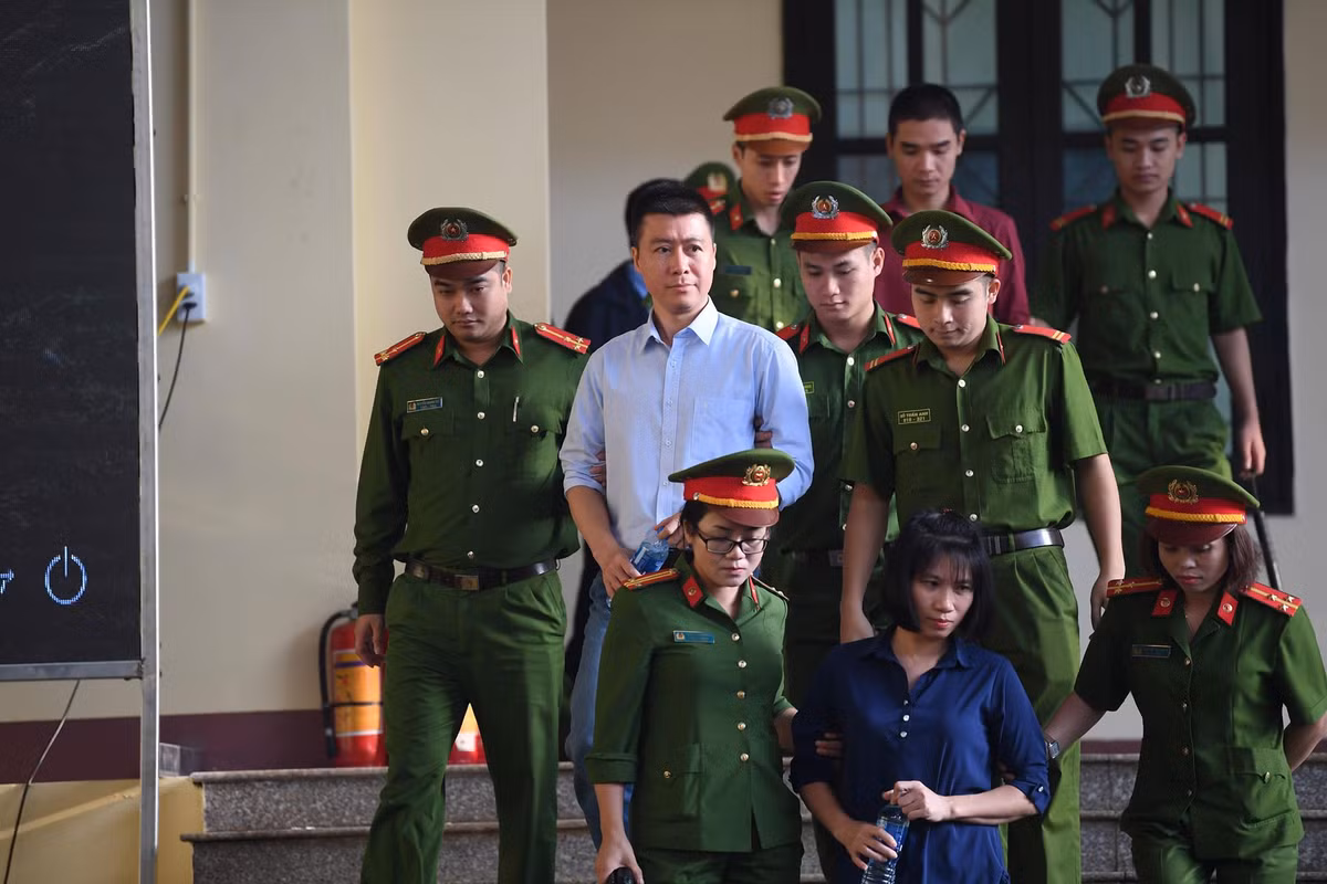 Bị cáo Phan Sào Nam được dẫn giải đến tòa.