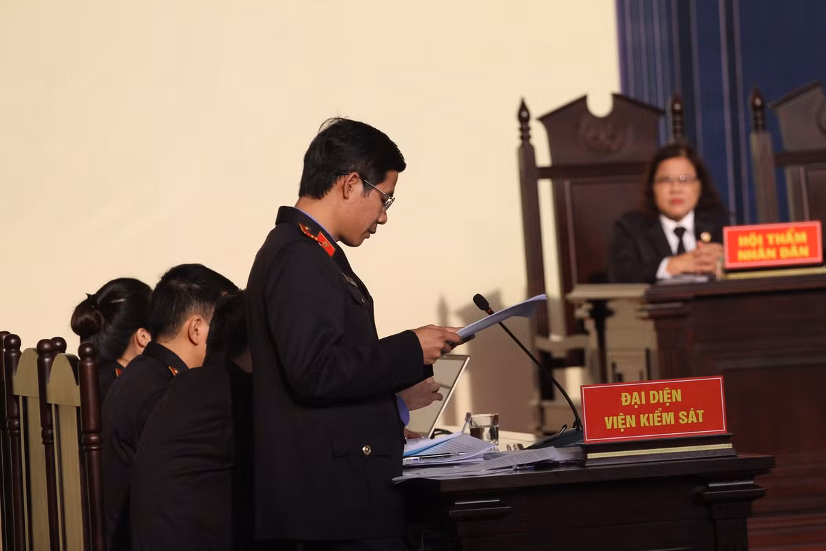 Đại diện Viện Kiểm sát tiếp tục đọc cáo trạng.