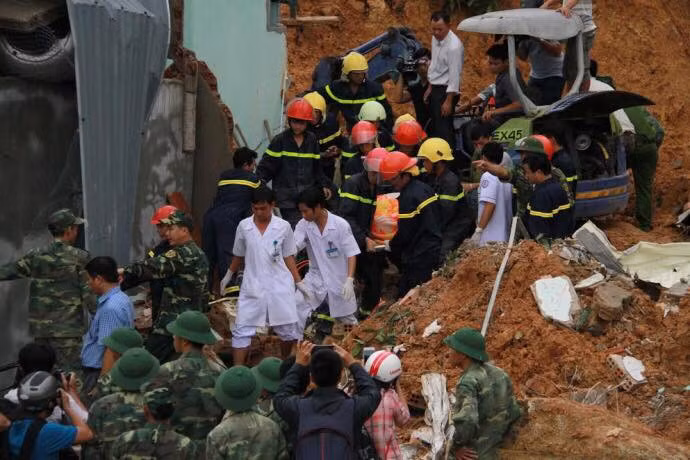 Mua lu gay thiet hai khung khiep: Hoc sinh Nha Trang buoc phai nghi hoc