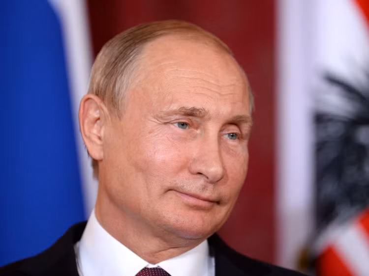 Theo một vài nguồn tin, ông Putin thậm chí còn từng làm việc với "người quan trọng thứ năm" trong KGB với nhiệm vụ theo dõi các nhà bất đồng chính kiến ở Liên Xô thời điểm này. Nguồn ảnh: BI.