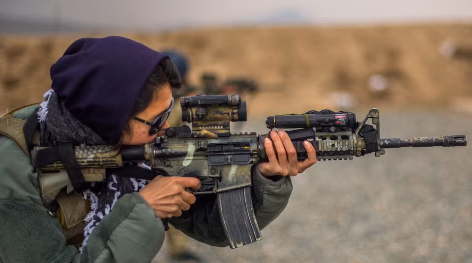 Một thành viên của đặc nhiệm nữ Afghanistan với khẩu M4A1 được sơn họa tiết rất đẹp.