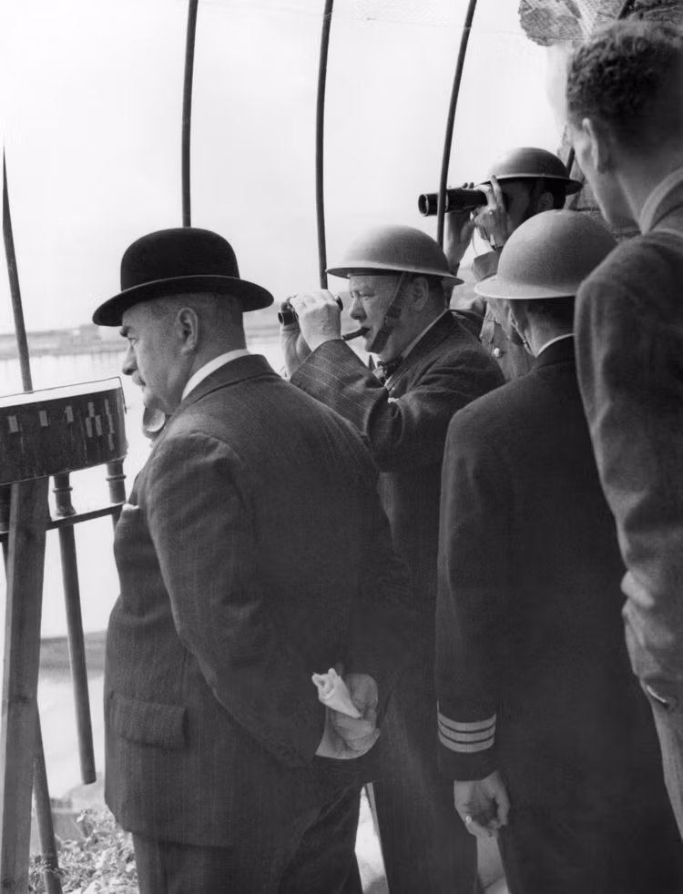 Thủ tướng Anh Winston Churchill thăm trạm quan sát cảnh báo sớm ở Dover, Anh. Đây là trạm cảnh báo máy bay sớm nhất nước Anh do nó nằm gần nước Pháp nhất. Nguồn ảnh: BI.