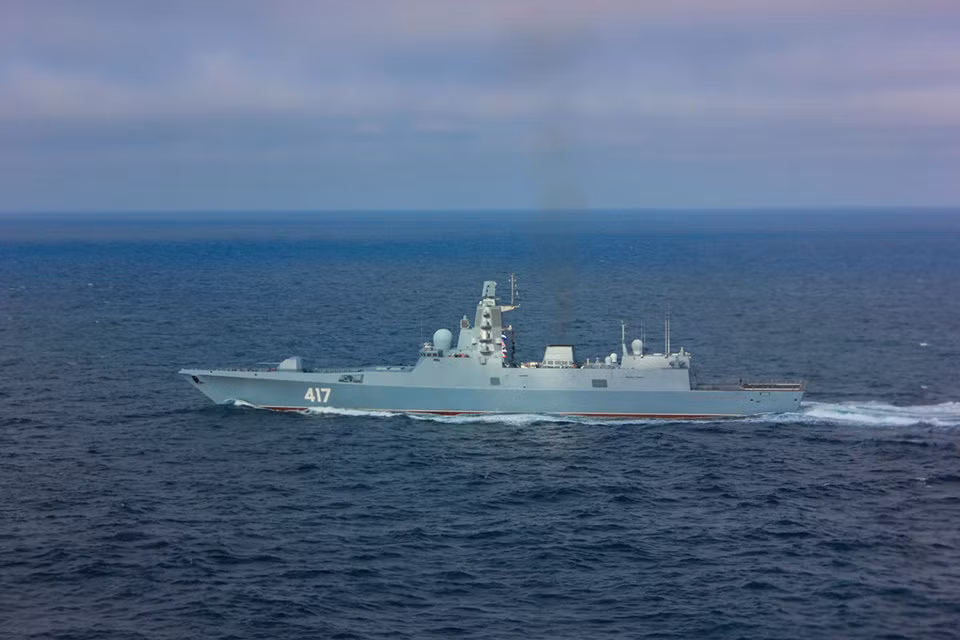 Hệ thống radar của tàu được cho là có thiết kế cực kỳ hiện đại, bao gồm các radar Furke-4 5P-27 với khả năng phát hiện, theo dõi các mục tiêu trên mặt nước và mục tiêu trên không; hệ thống Poliment 5P-20K là radar chủ động có khả năng tìm kiếm, theo dõi và dẫn đường. Để hỗ trợ cho việc phát hiện mục tiêu trên mặt biển, Đô đốc Gorshkov còn có sử dụng hệ thống radar Monolit 34K1 với tính năng điều khiển pháo hải tấn công mục tiêu. Nguồn ảnh: BI.