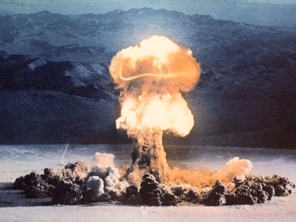 Trong giai đoạn từ năm 1945 tới năm 1963, Quân đội Mỹ đã thử nghiệm hàng loạt những vụ nổ bom hạt nhân trên những bãi thử giữa sa mạc của nước này. Phần lớn những hình ảnh về các vụ nổ đó tới nay mới được giải mã. Nguồn ảnh: BI. Trong giai đoạn từ năm 1945 tới năm 1963, Quân đội Mỹ đã thử nghiệm hàng loạt những vụ nổ bom hạt nhân trên những bãi thử giữa sa mạc của nước này. Phần lớn những hình ảnh về các vụ nổ đó tới nay mới được giải mã. Nguồn ảnh: BI.