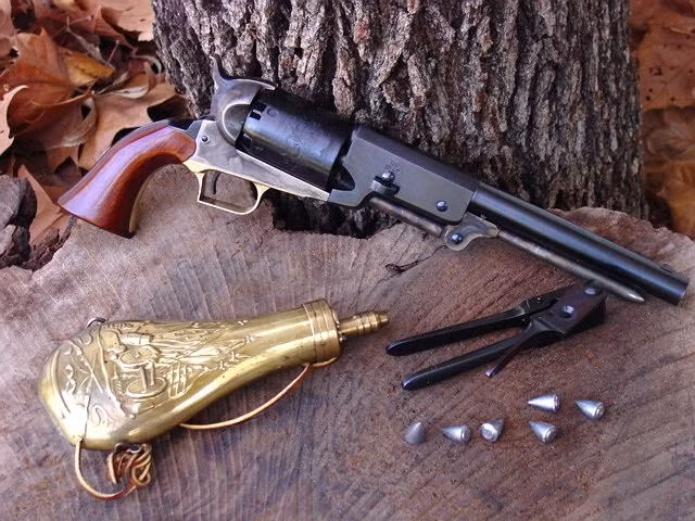 Khẩu súng thứ hai được vào biên chế chính thức của Quân đội Mỹ là khẩu Colt M1847 Walker. Đây là khẩu súng ổ xoay đầu tiên được sản xuất với số lượng lớn và sử dụng cỡ đạn 10,9x33mmR. Nguồn ảnh: Wearethemighty.