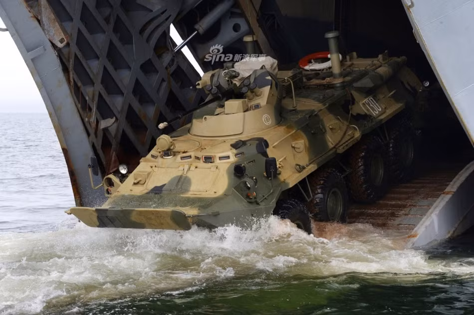 Khả năng lội nước của BTR-82A là khá đáng nể do nó được trang bị động cơ phun nước áp suất cao ở phía sau xe, giúp di chuyển được với vận tốc lên tới 10 km/h ở dưới nước (tuỳ thuộc vào điều kiện khách quan bên ngoài bao gồm dòng chảy và gió). Nguồn ảnh: Sina.