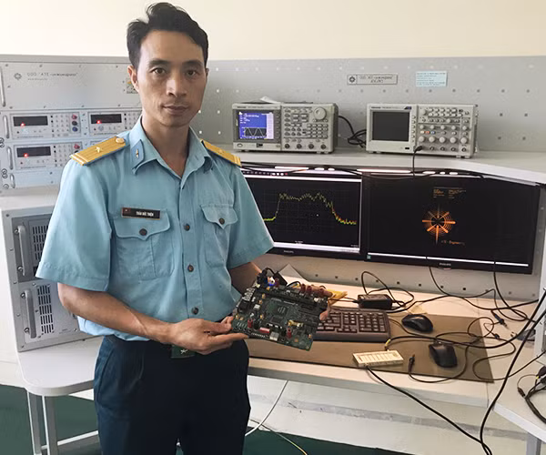Thiếu tá Trần Đức Thiện bên một số sản phẩm do anh tham gia thiết kế, chế tạo.