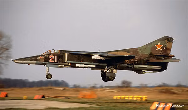 Với những mục tiêu mà khẩu pháo 30mm của cường kích cơ MiG-27 không thể làm gì được thì nó vẫn còn có thể mang theo một loạt các loại tên lửa chống tăng bao gồm AS-7 Kerry hay AS-14 Kedge - vốn đều là các loại tên lửa tấn công mặt đất cực kỳ lợi hại của Liên Xô. Nguồn ảnh: Militarytoday.