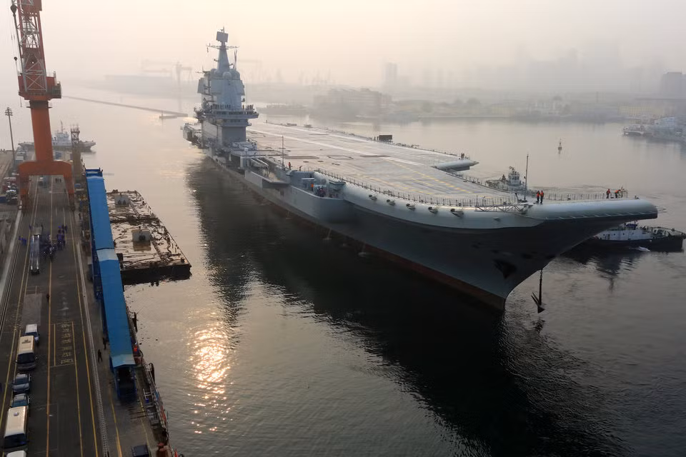Tương tự như Liêu Ninh, Type 001A cũng có cầu nhảy để phóng máy bay vì đơn giản nó chưa có hệ thống phóng máy bay hiện đại như các tàu sân bay của Mỹ. Điểm khác biệt duy nhất đó là cầu nhảy của Liêu Ninh lên tới 14 độ trong khi đó của Type 001A chỉ là 12 độ. Nguồn ảnh: BI.