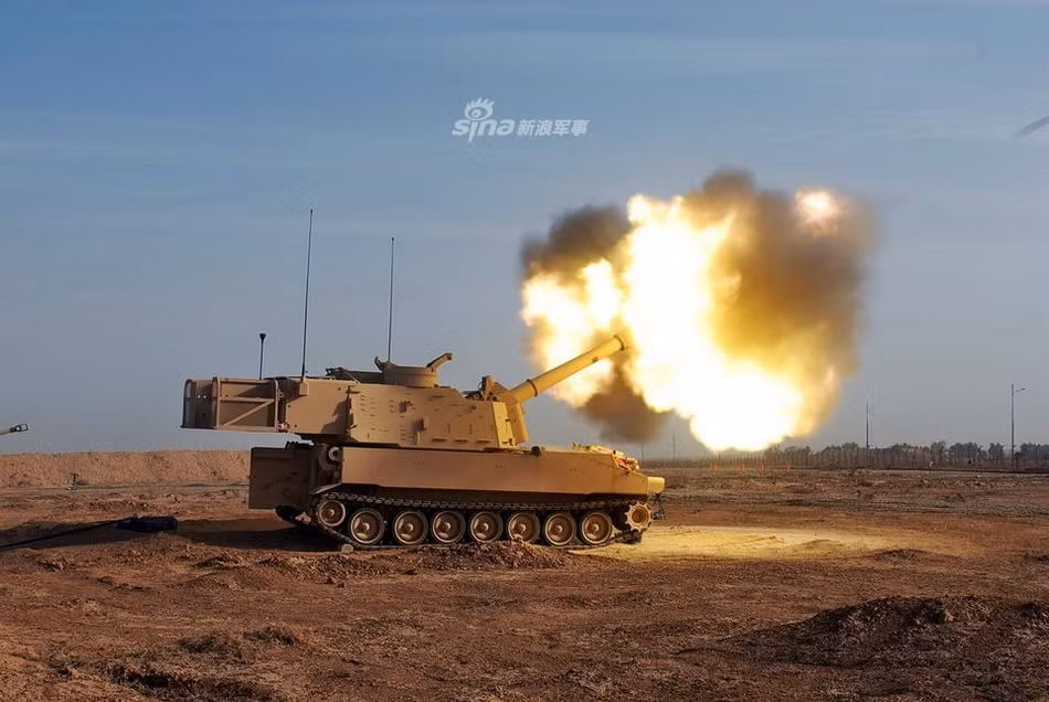Hệ thống máy tính của Paladin có thể vượt qua bức tường nhiễu áp chế điện tử của đối phương để gửi thông tin phần tử bắn của mục tiêu về trung tâm điều khiển hoả lực. Paladin cũng có khả năng lấy phần tử bắn của mục tiêu từ trung tâm điều khiển hoả lực để có thể triển khai hoả lực chính xác mà không cần phải liên lạc bằng "mồm" giữa các kíp chiến đấu với nhau, đảm bảo chính xác. Nguồn ảnh: Sina.