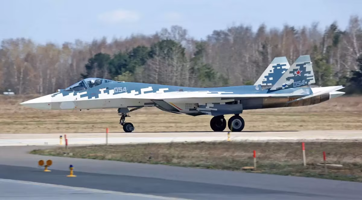 Cũng trong bản báo cáo này, các máy bay chiến đấu thế hệ tiếp theo của Nga (Sukhoi Su-57) đang được phát triển để giải quyết một loạt các nhiệm vụ trên không mới mà Không quân Nga đặt ra. Vì vậy, việc PAK DA sở hữu một cấu hình tác chiến đa năng ở cấp chiến lược là cần thiết. Nguồn ảnh: Pinterest.