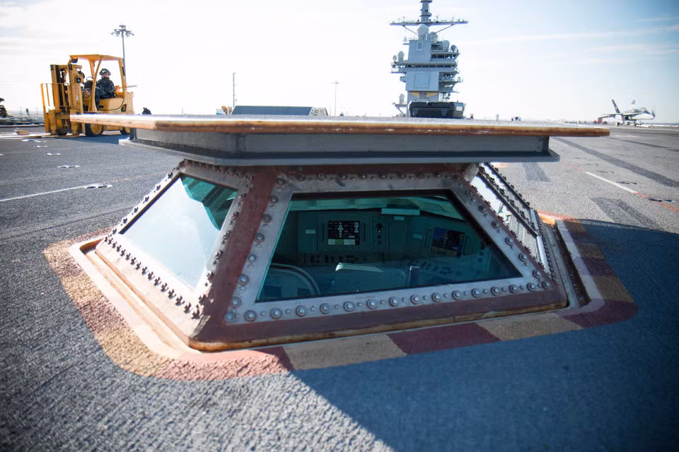 Khoang điều tiết máy bay trên tàu sân bay USS Gerald R. Ford. Điểm đặc biệt là khoang này có thể nâng lên và hạ xuống vừa khít với đường băng. Từ khoang này, các sĩ quan điều tiết không lưu sẽ hướng dẫn và kiểm đếm số lượng máy bay đã cất - hạ cánh trên đường băng. Nguồn ảnh: BI.