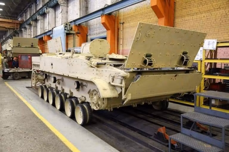 Theo đó những chiếc xe thiết giáp BMP-3 bên trong dây chuyền lắp ráp của nhà máy chế tạo tăng thiết giáp Nga ở vùng Kurgan, đều có màu sơn nguỵ trang màu vàng dành cho địa hình sa mạc và được cho là bản thiết giáp BMP-3 được Nga sản xuất cho phía Iraq. Nguồn ảnh: Defenceblog.