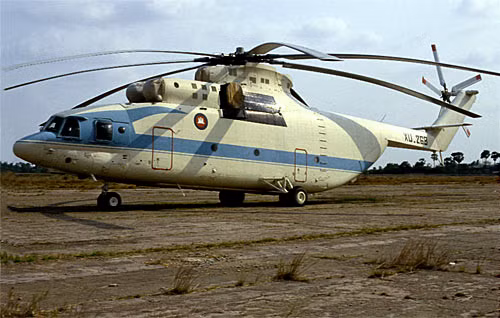 Tiếp đến vẫn là một loại máy bay vận tải của Liên Xô là Mil Mi-26. Đây cũng có thể coi là loại trực thăng lớn nhất mà Campuchia hiện đang sở hữu với số lượng hai chiếc. Tuy nhiên, nhiều người hoài nghi về khả năng vận hành của những chiếc Mi-26 này trong biên chế Không quân Campuchia. Nguồn ảnh: Airforcearound.