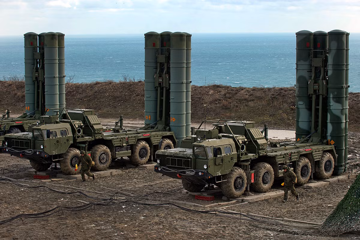 Có một sự thật hiển nhiên không phải bàn cãi đó là S-400 của Nga rõ ràng là tổ hợp phòng không hiện đại nhất thế giới thời điểm hiện tại và cũng gần như là đắt nhất. Ấn Độ đã từng chi 5,5 tỷ USD cho 4 Tiểu đoàn tên lửa S-400 này của Nga. Nguồn ảnh: RTBH.