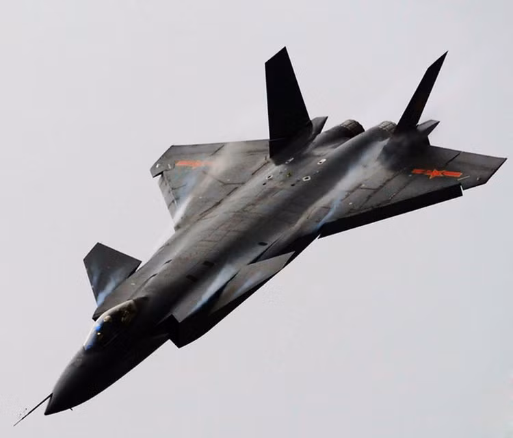 Về khả năng mang vũ khí, J-20 có khả năng mang theo tối đa 6 tên lửa không đối không, ít hơn so với F-22 của Mỹ. Tuy nhiên nhờ có kho bom rộng hơn, J-20 có khả năng mang theo nhiều bom hoặc mang theo tên lửa có tầm bắn xa hơn so với F-22 của Mỹ. Nguồn ảnh: BI.
