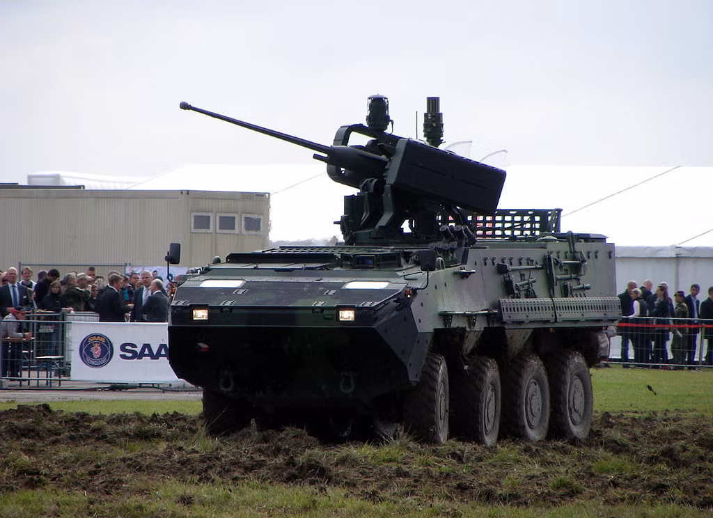 Trên các phương tiện chiến đấu như M1126 Stryker hay M2 Bradley, phiên bản pháo tự động được gắn là loại XM813. Đây là loại pháo tự động được xây dựng dựa trên cơ sở của bản pháo tự động Mk44 Bushmaster II với hệ thống giảm giật tích hợp và hệ thống ngắm được nâng cấp. Nguồn ảnh: Gundea.
