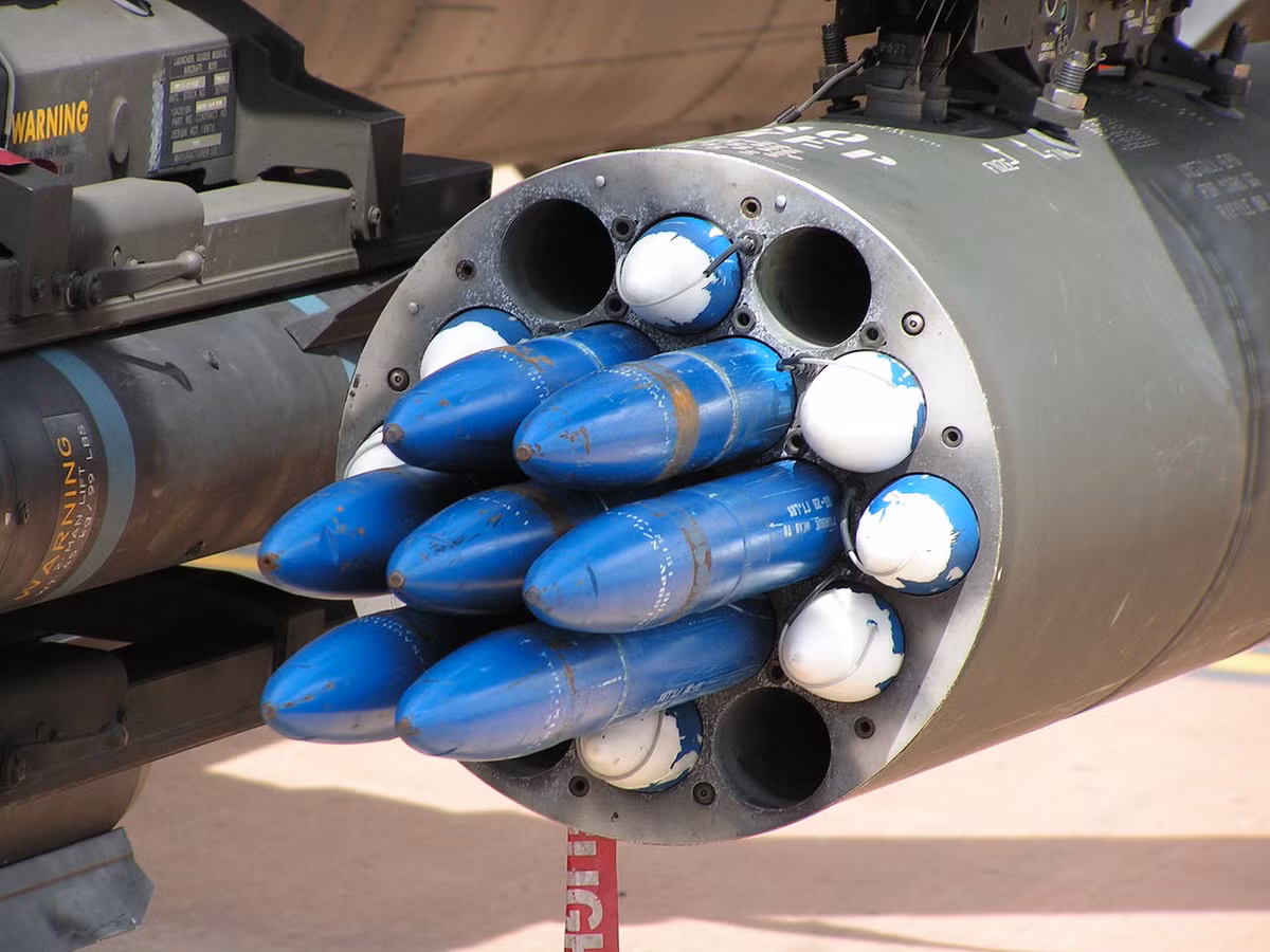 Theo thông tin được Sputnik đăng tải, loại đạn rocket 70mm này được trang bị chủ yếu cho các dòng chiến đấu cơ F-16 Fighting Falcon hoặc cường kích A-10 Warthog của Không quân Mỹ, bên cạnh đó nó còn xuất hiện trên các dòng trực thăng vũ trang. Nguồn ảnh: Blowing.