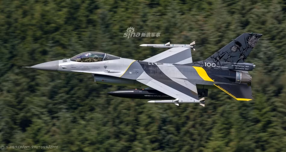 Tổng cộng, F-16 có thể mang theo tối đa 7,7 tấn vũ khí, kèm theo đó là một pháo Vulcan 6 nòng cùng dự trữ đạn 551 viên. Nguồn ảnh: Sina.