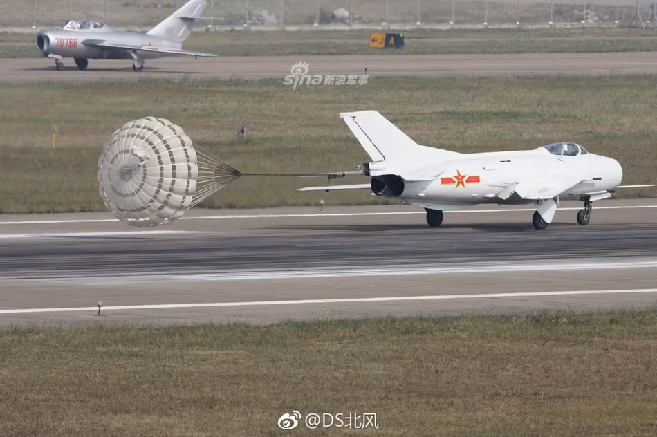 Từ ngay những chiến đấu cơ đầu tiên của Trung Quốc như J-5 hay J-6 được thiết kế dựa trên giấy phép của các loại tiêm kích phản lực MiG-17 và MiG-19 của Liên Xô, việc trang bị dù hãm tốc đã là trang bị bắt buộc của các chiến đấu cơ này. Nguồn ảnh: Sina.
