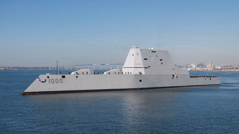 Hiện tại chiếc Khu trục hạm USS Zumwalt mang số thân 1000 đang là chiếc duy nhất hoạt động trong hải quân Mỹ, chiếc thứ hai được đóng theo lớp này mang số hiệu 1001 đã hoàn thiện, đang chạy thử nghiệm trên biển và hỏng hóc liên tục trong khi đó chiếc thứ ba vẫn đang tiếp tục đóng mới. Nguồn ảnh: BI.