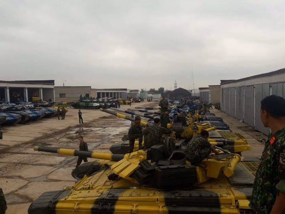 Đội tuyển Việt Nam sẽ tham gia thi đấu với bốn chiếc xe tăng T-72B3, trong đó có ba kíp lái tham gia thi đấu chính thức và một kíp lái dự bị với màu sơn chính là vàng đen. Nguồn ảnh: GDQP.