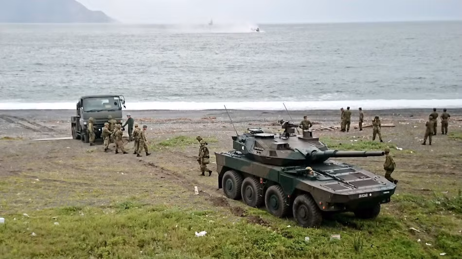 Khác với các loại tàu đổ bộ há mồm khác, tàu đổ bộ đệm khí LCAC có thể tiến sâu vào bên trong đất liền để đổ quân, tránh tình trạng phương tiện hạng nặng của Nhật bị mắc kẹt ngoài bãi biển do có trọng tải lớn và nền đất yếu. Nguồn ảnh: Sina.