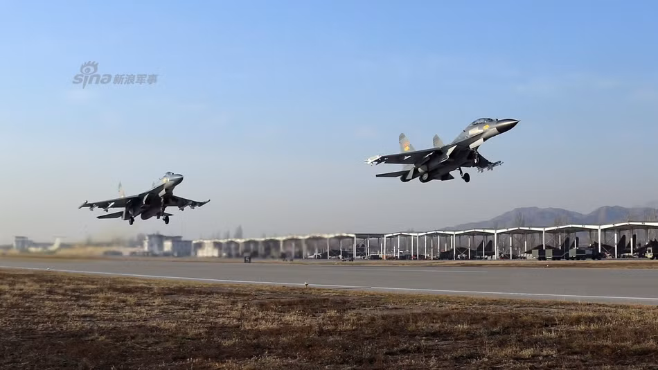 Giống với Su-27, phiên bản J-11 của Trung Quốc cũng có hàng chục biến thể khác nhau, bao gồm J-11A, J-11B, J-11BS, J-11BH, J-11BSH, J-15, J-16 và J-11D. Nguồn ảnh: Sina.