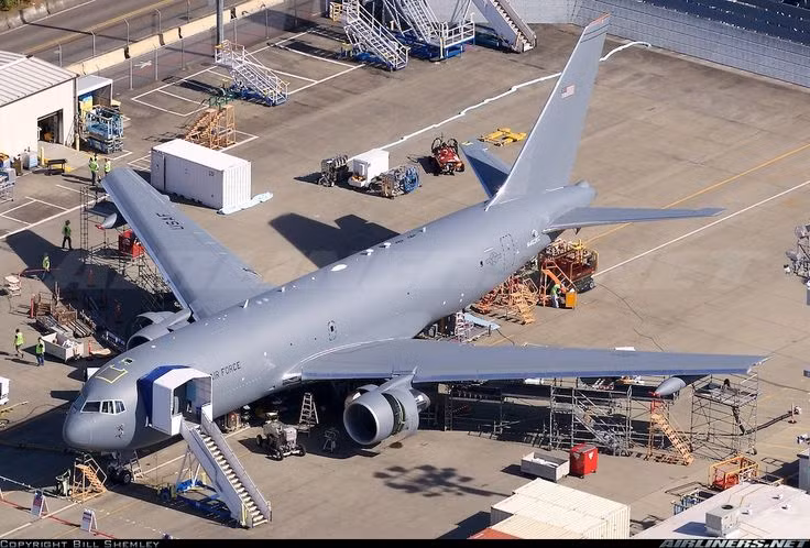 Với khả năng mang theo 96.275 tấn nhiên liệu, KC-46 Pegasus có thể bơm được tới 1.400 lít nhiên liệu một phút cho các máy bay nhận nhiên liệu. Nguồn ảnh: Airliners.