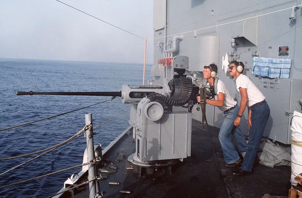 Cơ cấu lên đạn của Chain gun không dùng trích khí khoá nòng nên tạo ra rất ít độ giật hoặc gần như không có độ giật. Để lên đạn, các khẩu súng hay pháo Chain gun sẽ sử dụng nguồn năng lượng gắn ngoài như điện cung cấp từ phương tiện chiến đấu hay từ ác-quy, bộ lưu điện. Nguồn ảnh: USnavy.