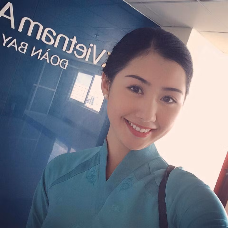 Trong trang phục của tiếp viên hàng không, cô cũng đẹp dịu dàng