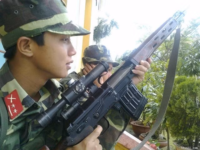 Tổng cộng trên thế giới hiện nay có hơn 20 quốc gia sử dụng khẩu SVD này trong biên chế của mình trong đó có cả Việt Nam. Ấn Độ, Iran, Iraq cũng như Việt Nam đều có khả năng tự sản xuất khẩu SVD trong nước sau khi được Liên Xô và Nga chuyển giao công nghệ sản xuất. Nguồn ảnh: BaoDatViet.